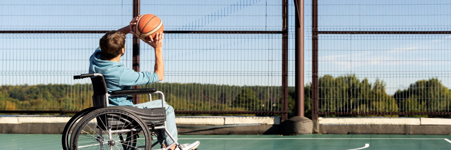 Foto Um grupo de pessoas jogando basquete – Imagem de Pessoa