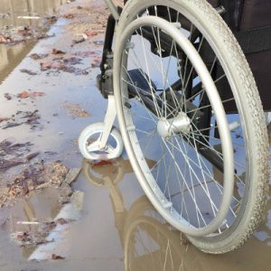 evite molhar sua cadeira de rodas