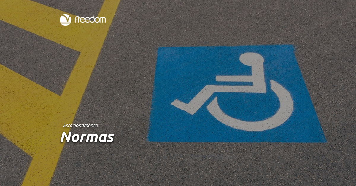 Fotografia de uma vaga de estacionamento reservada para pessoas com deficiência
